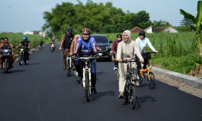 
					Sambil Gowes, Ning Ita Tinjau Proyek dan Kondisi Lingkungan.Ist