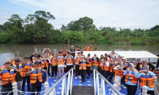 
					Kota Mojokerto resmi membuka wisata susur Sungai Ngotok di kawasan Taman Bahari Mojopahit (TBM).Ist