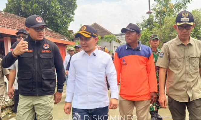 
					Pemerintah Kabupaten Mojokerto sigap menangani banjir di Dusun Balong, Desa Banyulegi, Kecamatan Dawarblandong. Dok.Diskominfo