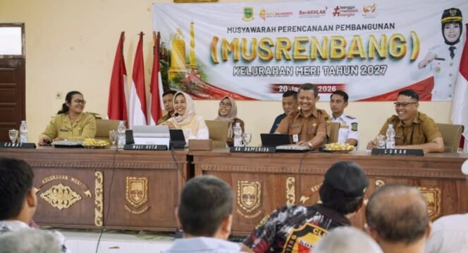 
					Wali Kota Mojokerto Ika Puspitasari membuka Musrenbang tingkat kelurahan di Prajuritkulon, Mentikan, dan Meri. Dok.Diskominfo