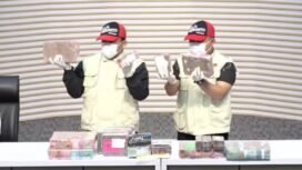 KPK tunjukkan barang bukti uang dalam OTT Bupati Pati Sudewo. (YouTube/KPK)