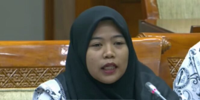 
					Guru SD di Muaro Jambi, Tri Wulansari menuturkan terkait kasus pelaporan terhadap dirinya ke polisi usai sempat merazia rambut siswa di sekolah. (YouTube.com / TVR Parlemen)