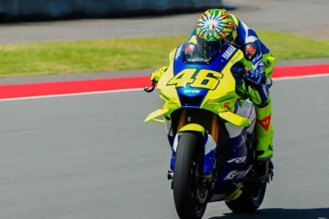 
					Legenda MotoGP, Valentino Rossi, akhirnya merasakan aspal Sirkuit Mandalika untuk pertama kalinya. (ig@officialmotogp7)