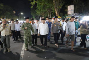Menyambut pergeseran tahun 2025 ke tahun 2026, Bupati Jombang H Warsubi bersama rombongan Forkopimda berbaur bersama masyarakat yang sedang merayakan di area Car Free Night (CFN) Jl. Wachid Hasyim, menyapa warga UMKM, dilanjutkan doa bersama lintas agama di alun-alun pendoipo, Rabu-Kamis 31 Desember 2025- 1 Jnanuari 2026. Foto: swarajombang.com/ elok apriyanto