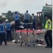 Polantas dan aparat dinas perhubungan melakukan evakuasi dan pertolongan korban kecelakaan lalu lintas antara sebuah tronton menabrak secara beruntun Toyota Voxy dan Mrecedes-Benz, satu meninggal, lima luka-luka. Terjadi di tol batang, Minggu 4 Januari 2026. Foto: Instagram@batang_help