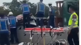 Polantas dan aparat dinas perhubungan melakukan evakuasi dan pertolongan korban kecelakaan lalu lintas antara sebuah tronton menabrak secara beruntun Toyota Voxy dan Mrecedes-Benz, satu meninggal, lima luka-luka. Terjadi di tol batang, Minggu 4 Januari 2026. Foto: Instagram@batang_help