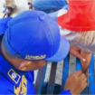 Tidak sampai sepuluh menit, Petugas damkar BPBD Pemkab Jombang, berhasil membebaskan kaki bocah yang terjepit di sela-sela plat besi bangku di RSUD, Sabtu 10 Januari 2026. Foto: kredoneww.com/ elok apriyanto