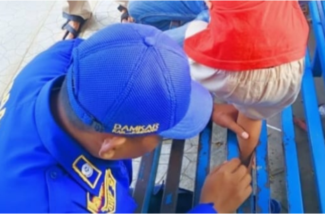 
					Tidak sampai sepuluh menit, Petugas damkar BPBD Pemkab Jombang, berhasil membebaskan kaki bocah yang terjepit di sela-sela plat besi bangku di RSUD, Sabtu 10 Januari 2026. Foto: kredoneww.com/ elok apriyanto