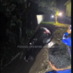 Petugas BPBD Jember sedang melakukan evakuasi sebuah Innova, mobil dinas Diskominfo Jember, yang teperosok masuk sungai, Rabu 21 Januari 2026. Foto: Instagram@bpbd_kab.jember