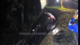 Petugas BPBD Jember sedang melakukan evakuasi sebuah Innova, mobil dinas Diskominfo Jember, yang teperosok masuk sungai, Rabu 21 Januari 2026. Foto: Instagram@bpbd_kab.jember