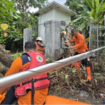 Tim Badan Penanggulangan Bencana Daerah (BPBD) Jawa Timur bergerak cepat memperbaiki Early Warning System (EWS) banjir di Desa Tapen, Kabupaten Jombang, yang mengalami kerusakan akibat terjangan material pohon dan bambu yang terbawa arus Sungai Marmoyo. Foto: swarajombang.com/ elok apriyanto