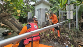 Tim Badan Penanggulangan Bencana Daerah (BPBD) Jawa Timur bergerak cepat memperbaiki Early Warning System (EWS) banjir di Desa Tapen, Kabupaten Jombang, yang mengalami kerusakan akibat terjangan material pohon dan bambu yang terbawa arus Sungai Marmoyo. Foto: swarajombang.com/ elok apriyanto