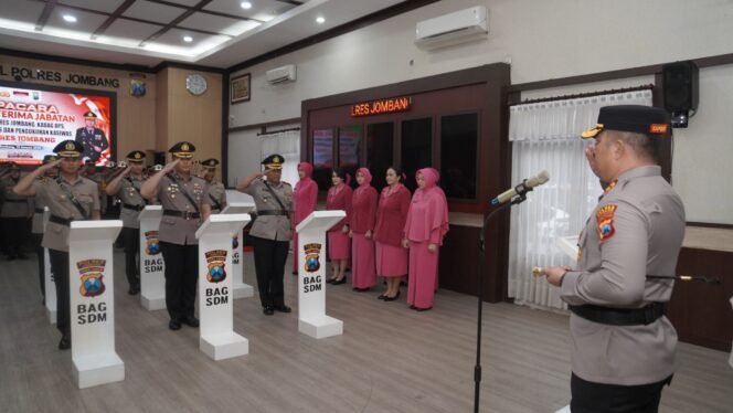 
					Kapolres Jombang saat pimpinan upacara Sertijab