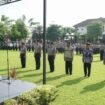 Saat apel penyerahan penghargaan yang dipimpin langsung Kapolres Jombang di lapangan Mapolres, Senin (19/1/2026) 