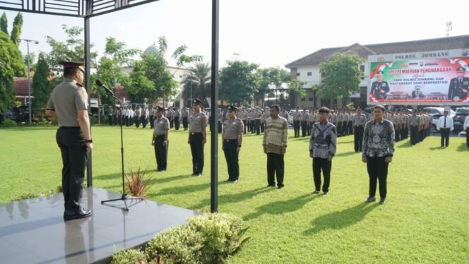 
					Saat apel penyerahan penghargaan yang dipimpin langsung Kapolres Jombang di lapangan Mapolres, Senin (19/1/2026) 