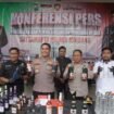 Petugas saat tunjukkan barang bukti ratusan botol miras yang disita