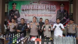 Petugas saat tunjukkan barang bukti ratusan botol miras yang disita