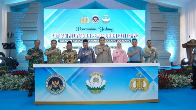 
					Kapolres Jombang bersama jajaran Forkopimda saat resmikan SPPG Yayasan Kemala Bhayangkari Jombang
