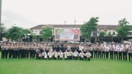 Seluruh penerima anugerah dan penghargaan foto bersama dengan Kapolres Jombang