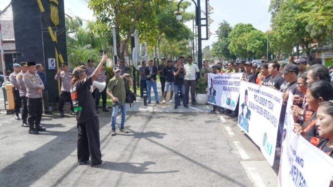 
					FRMJ saat aksi dukung Polri tetap di bawah Presiden di depan Mapolres Jombang