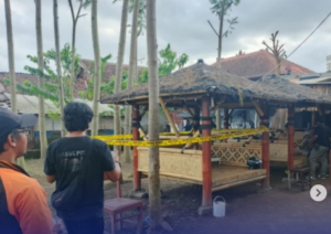 Di sebuah gazebo warung di Patrang, Jember, delapan orang satu wanita pesta oplosan, Sabtu 27 Desember 2025, menelan korban enam orang yang meninggal secara berurutan hingga 30 Desember 2025. Foto: Instagram@jember24jam