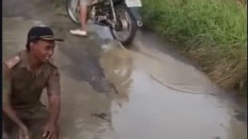 Cara lucu tetapi jitu, itulah yang dilakukan Kades Ngepringan, Sragen, Jawa Tengah, bernama Sunarno. jengkel sudah tahunan jalan desanya berlubang-lubang, tetapi tak kunjung diperbaiki. Ia pun bikin ulan, mandi di air kubangan di jalan rusak di sesanya. Foto: Instagram@ctd_insider