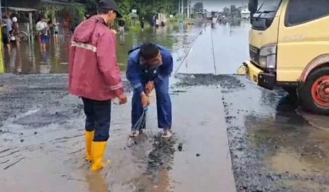 
					Rel terendam banjir