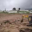 Tim SAR gabungan, Minggu, 25 Januari 2026, melakukan pencarian korban bencana tanah longsor di Desa Pasirlangu, Cisarua, Kabupaten Bandung Barat. Sedikitnya 17 warga ditemukan meninggal akibat bencana tersebut. (Antara/Abdan Syakura)