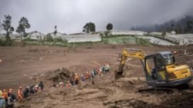 Tim SAR gabungan, Minggu, 25 Januari 2026, melakukan pencarian korban bencana tanah longsor di Desa Pasirlangu, Cisarua, Kabupaten Bandung Barat. Sedikitnya 17 warga ditemukan meninggal akibat bencana tersebut. (Antara/Abdan Syakura)