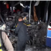 Kondisi bagian depan Po Bus Mila Sejahtera berantakan, dibutuhkan waktu dua jam untuk mengeluarkan tubuh sopir yang terjepit di dalam kabin yang ringsek. Mila menabrak dari belakang sebuah tronon di tol magetan, Sabtu dinihari, 31 Januari 2026. Foto: swarajombang.com/ bambang tjuk winarno