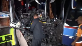 Kondisi bagian depan Po Bus Mila Sejahtera berantakan, dibutuhkan waktu dua jam untuk mengeluarkan tubuh sopir yang terjepit di dalam kabin yang ringsek. Mila menabrak dari belakang sebuah tronon di tol magetan, Sabtu dinihari, 31 Januari 2026. Foto: swarajombang.com/ bambang tjuk winarno