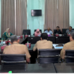 Komisi D melakukan rapat dengar pendapat dengan Dinso Jombang, membahasa bansos kepada masyarakat. Pastikan antara dan data dan lapangan harus sama. Foto: swarajombang.com/ elok apriyanto