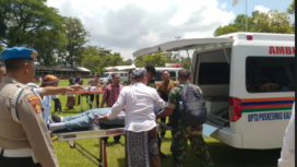 Puluhan ambulans hilir mudik dari SMAN 2 Kdus, untuk angkut sekitar 118 siswa, yang diduga keracunan MBG, menu soto ayam suwir pada hari Rabu 28 Januari, kemudian baru hari Kamis, 29 Januari 2026. Foto: ist