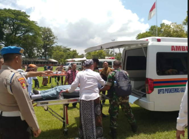 
					Puluhan ambulans hilir mudik dari SMAN 2 Kdus, untuk angkut sekitar 118 siswa, yang diduga keracunan MBG, menu soto ayam suwir pada hari Rabu 28 Januari, kemudian baru hari Kamis, 29 Januari 2026. Foto: ist