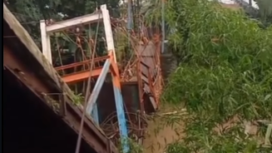 Salah satu dampak banjir terjadi di Desa Banjarsari, Kecamatan Sumberasih. Jembatan gantung penghubung Dusun Beji RT 10 RW 02 dengan Dusun Banjar Utara RT 13 RW 04 terdampak luapan air sungai. Foto: Instagram@bolinggoco