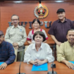 Direktur Anugerah Jurnalistik Adinegoro PWI Pusat, Maria D. Andriana (Berdiri  tengah) dan dewan juri AJA 2025 yang menyampaikan pengumuman nominae pemenang. Foto: antaranews.com