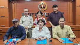 Direktur Anugerah Jurnalistik Adinegoro PWI Pusat, Maria D. Andriana (Berdiri  tengah) dan dewan juri AJA 2025 yang menyampaikan pengumuman nominae pemenang. Foto: antaranews.com