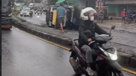 Sebuah truk terguling  di Jalan Urip Sumoharjo, Sambong, Batang, tepatnya di depan Bank Jateng Sambong, Batang, Jawa Tengah,  pada Sabtu pagi (24/1/2026) sekitar pukul 05.00 WIB. Foto: Instagram@batanghelp