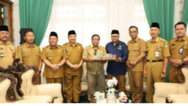 Dari kantor kabupaten Jombang, Selasa, 6 Januari 2026, bupati Warsubi memberangkatkan tim BAZNA untuk menyalurkan donasai Rp 1,1 miliar, kepada korban bencana di Aceh, Sumut dan Sumbar. Foto: diskominfo pemkab jombang