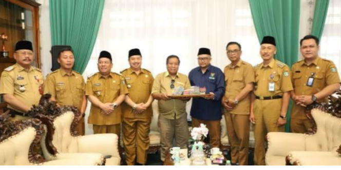 
					Dari kantor kabupaten Jombang, Selasa, 6 Januari 2026, bupati Warsubi memberangkatkan tim BAZNA untuk menyalurkan donasai Rp 1,1 miliar, kepada korban bencana di Aceh, Sumut dan Sumbar. Foto: diskominfo pemkab jombang