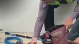 Usia jemabatan Suramadu sudah 18 tahun, kondisinya semakin rawan. Apalagi banyak baut-baut yang sudah dipertelei. Kini polisi baru saja meringkus seorang poemuda, mencuri kabel sensor angin jembatan itu. Foto: Instagram@berita1
