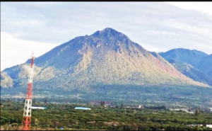 Antisipasi terjadi erupsi, warga disekitar gunung Bur Ni Telong, Bener Meriah, Aceh saat berstatus Siaga III. Ditandai dengan terjadinya gempa vokanik sebanyak 11 kali, Rabu, 31 Desember 2025. Foto: Ist