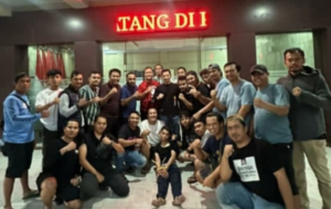Aparat reskrim Polres Cilegon melakukan aksi foto bersam terduga pelaku pembunuhan bocah 9 tahun, Muhamaad Axel, Jumat 2 Januari 2026, Penangkapan tak terduga, saat tersangka itu diringkus saat melakukan pencurian di Lingkungan Pabuaran, Kelurahan Ciwedus, Cilegon. Foto: dok/ Polres Cilegon