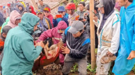 Tim SAR gabungan, BPBBD, TNI, Polri bekerja sama untuk melakukan pencairain korban bencana longsor yang terjadi di Cisarua, Bandung Baratm Jumat-Sabtu, 23-24 Januari 2026. Foo: SAR Gabungan