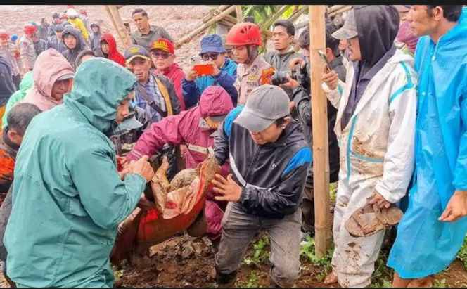
					Tim SAR gabungan, BPBBD, TNI, Polri bekerja sama untuk melakukan pencairain korban bencana longsor yang terjadi di Cisarua, Bandung Baratm Jumat-Sabtu, 23-24 Januari 2026. Foo: SAR Gabungan