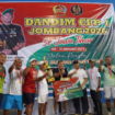Buypati dan Dandim Jombang menyerahjkan hadiah kepada juara pemenang turnament tenis lapangan Dandim CupI Jombang, Minggu 11 Januari 2026. Foto: swarajombang.com/ elok apriyanto