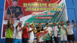 Buypati dan Dandim Jombang menyerahjkan hadiah kepada juara pemenang turnament tenis lapangan Dandim CupI Jombang, Minggu 11 Januari 2026. Foto: swarajombang.com/ elok apriyanto