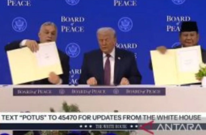 
					Presiden Republik Indonesia, Prabowo Subianto membubuhkan tanda tangan Piagam Board of Peace fro Gaza, di Davos, Swiss, Kamis, 22 Januari 2026. Foto: ist