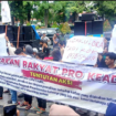 Ratusan warga Madura belakukan aksi unjukrasa damai di depan Mapolda Jatim, Rabu 14 Januari 2026. Protes diajukan menutut agar Polda serius dan cepat menangani kasus pelecehan seksual kepada santriwati Ponpes Nurul Karomah, Galis, Bangkalan, serta cari korban yang hilang. Foto: mediajatim.com