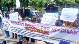 Ratusan warga Madura belakukan aksi unjukrasa damai di depan Mapolda Jatim, Rabu 14 Januari 2026. Protes diajukan menutut agar Polda serius dan cepat menangani kasus pelecehan seksual kepada santriwati Ponpes Nurul Karomah, Galis, Bangkalan, serta cari korban yang hilang. Foto: mediajatim.com